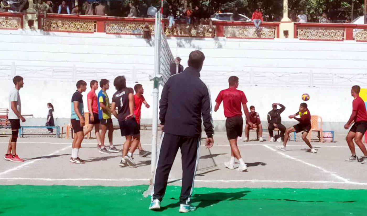 बॉलीबॉल प्रतियोगिता में गैंद के लिये भिड़ते खिलाड़ी। बॉलीबॉल प्रतियोगिता में गैंद के लिये भिड़ते खिलाड़ी।