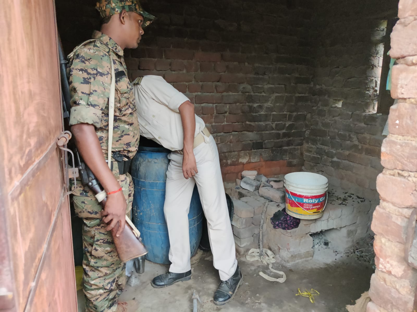 छापेमारी में नष्ट किया गया जावा महुआ छापेमारी में नष्ट किया गया जावा महुआ