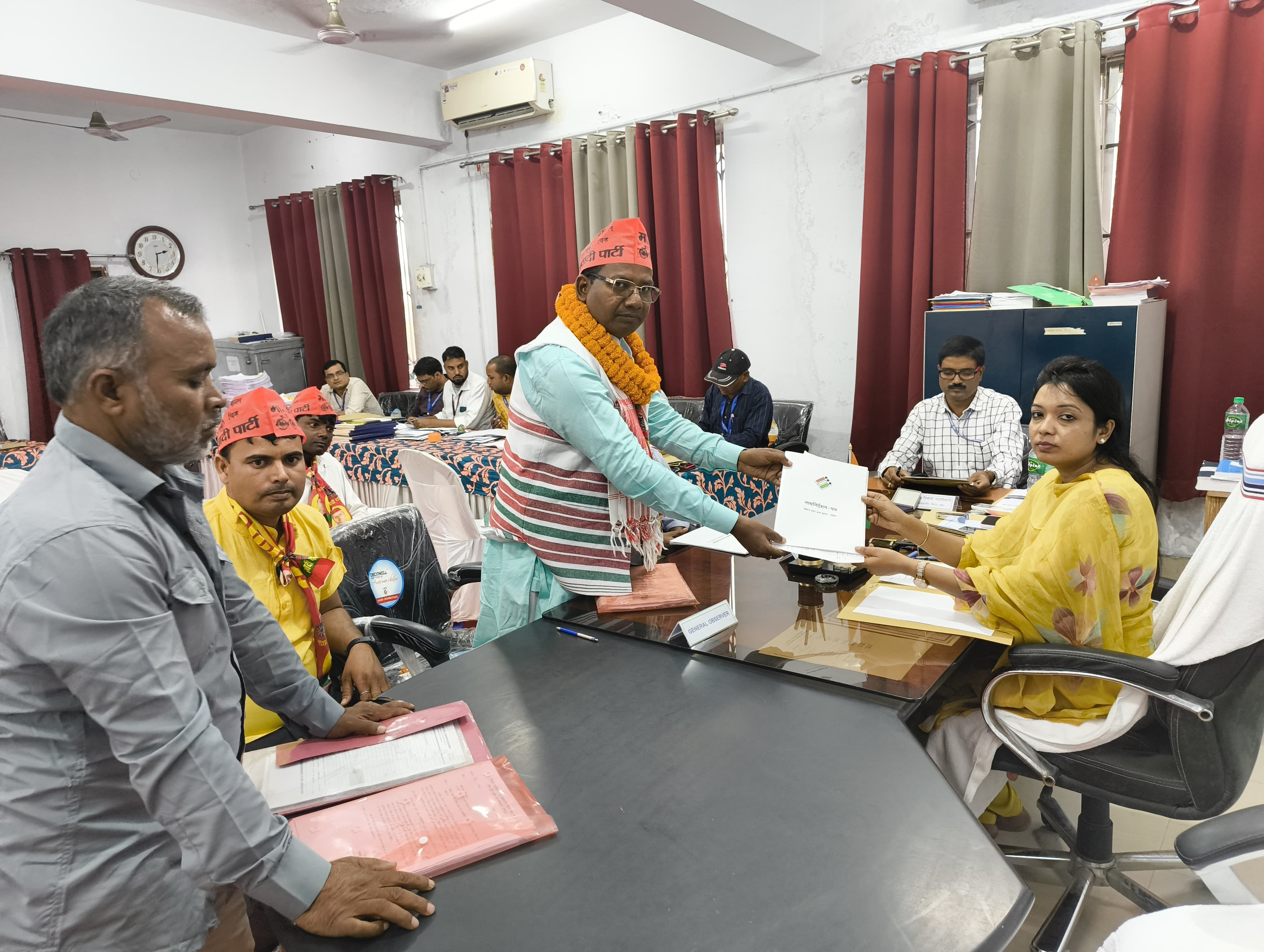 नामांकन भरते समाजवादी पार्टी के उम्मीदवार नामांकन भरते समाजवादी पार्टी के उम्मीदवार