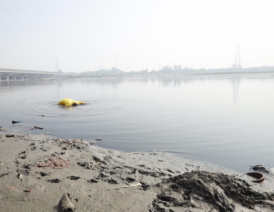 वीरेन्द्र सचदेवा यमुना में डुबकी लगाते हुए वीरेन्द्र सचदेवा यमुना में डुबकी लगाते हुए