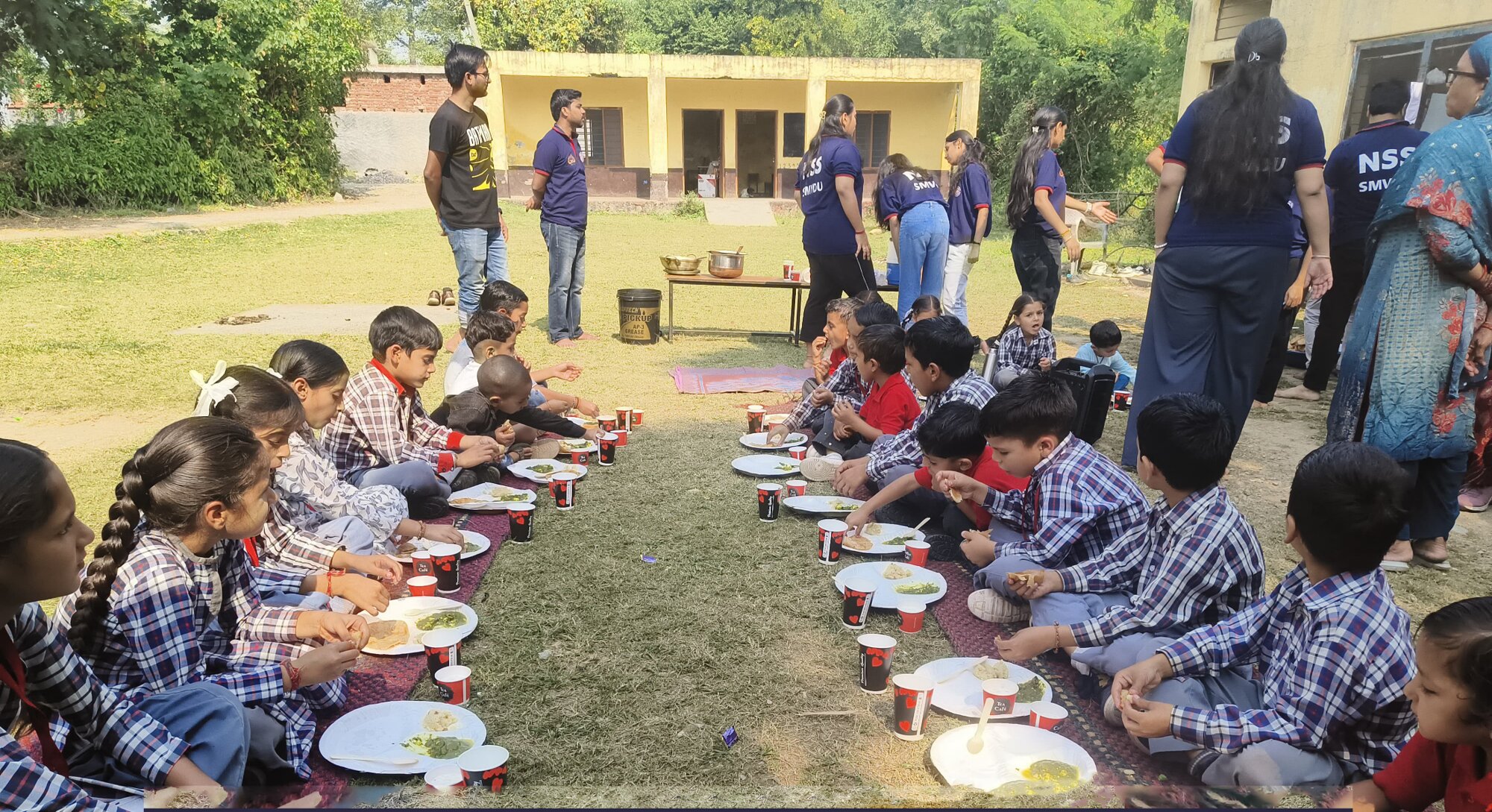 एनएसएस ने ककरयाल के सरकारी प्राथमिक विद्यालय में छात्रों को पौष्टिक भोजन परोसा