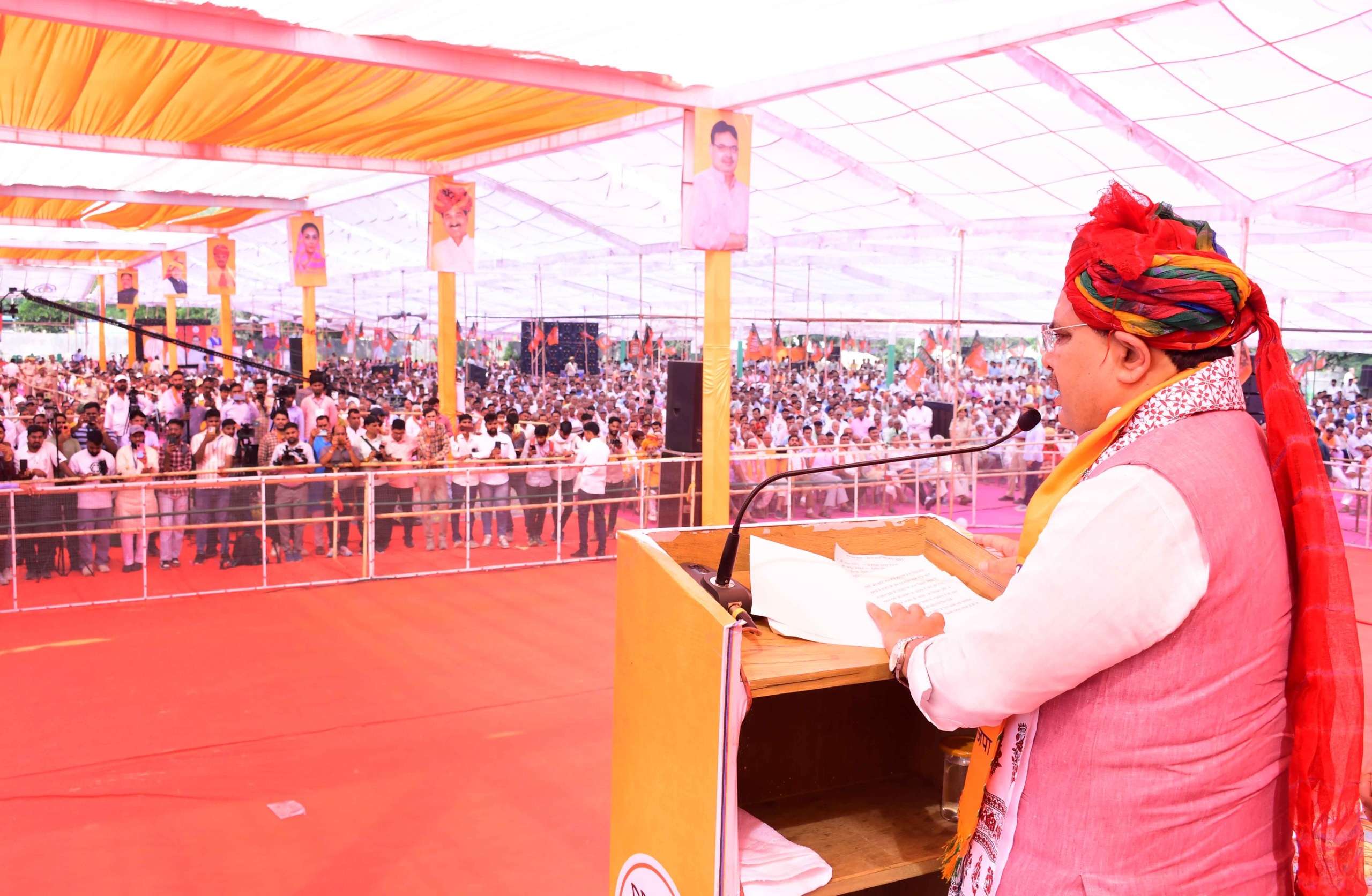 नामांकन सभा को संबोधित करते सीएम नामांकन सभा को संबोधित करते सीएम