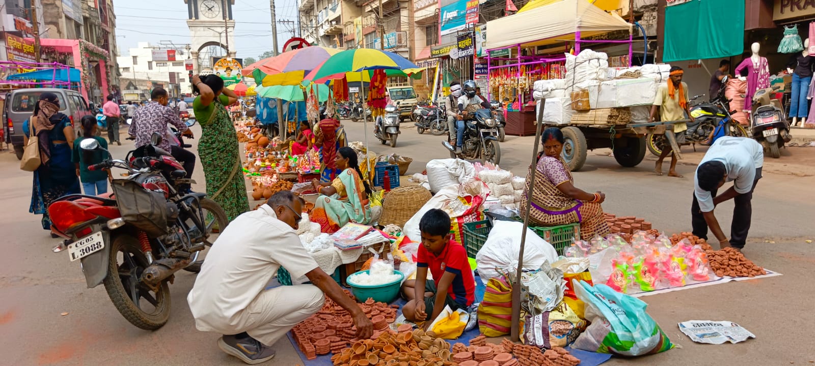 बालक चौक के पास दीये व अन्य सामग्री की खरीदी करता हुआ ग्राहक। बालक चौक के पास दीये व अन्य सामग्री की खरीदी करता हुआ ग्राहक।