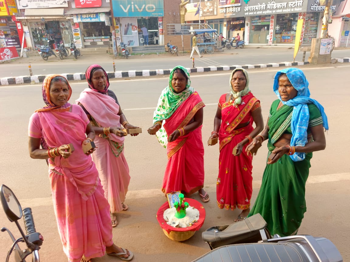 आंबेडकर चौक के पास सुआ नृत्य करती हुई बुजुर्ग महिलाएं।