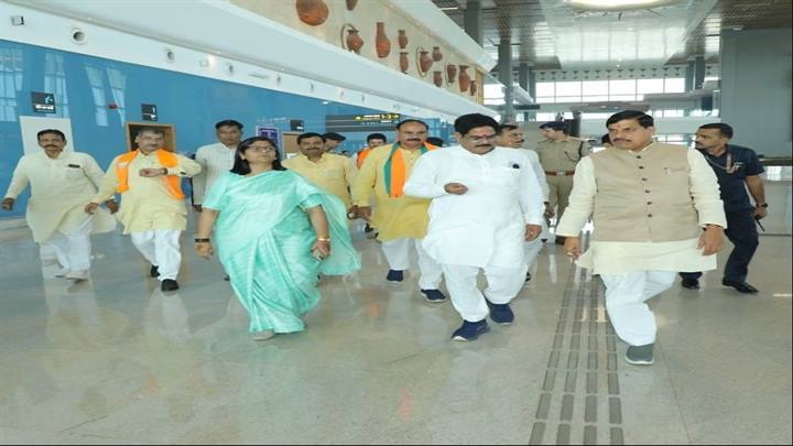 ग्वालियर विमानतल पहुंचे मुख्यमंत्री ग्वालियर विमानतल पहुंचे मुख्यमंत्री