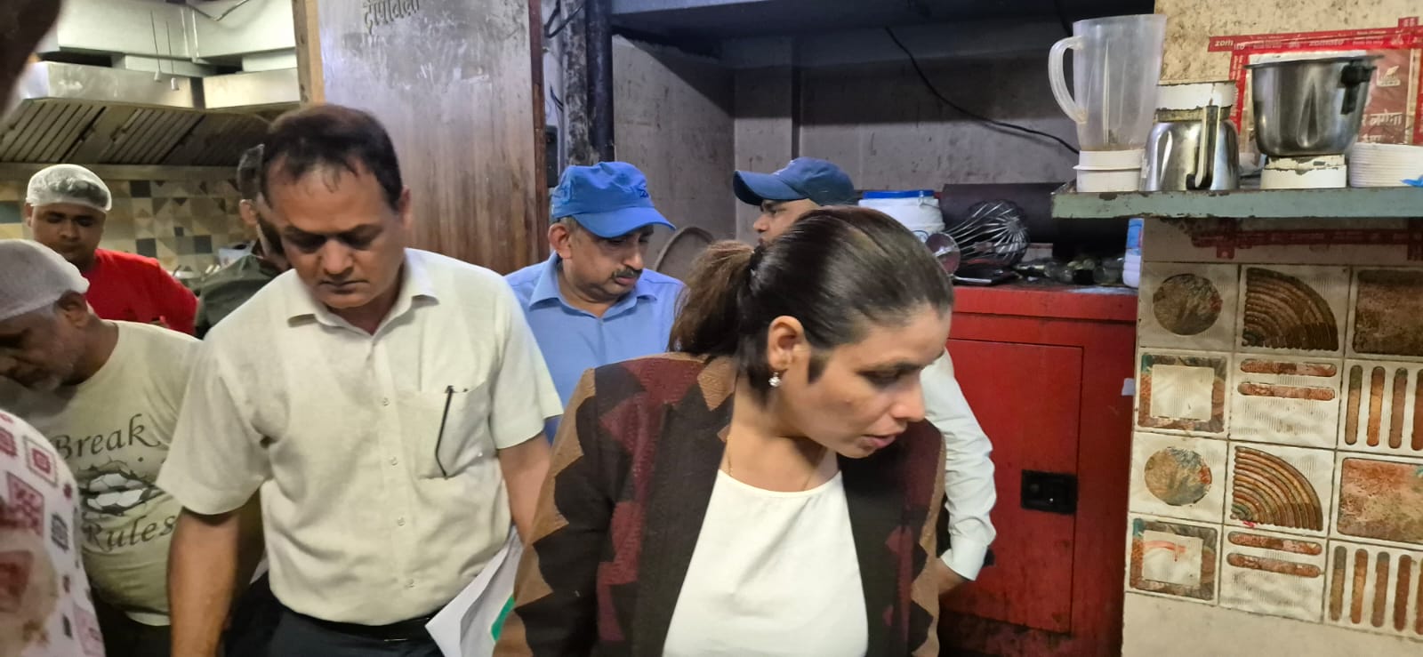 ओचक निरीक्षण करते अधिकारी ओचक निरीक्षण करते अधिकारी