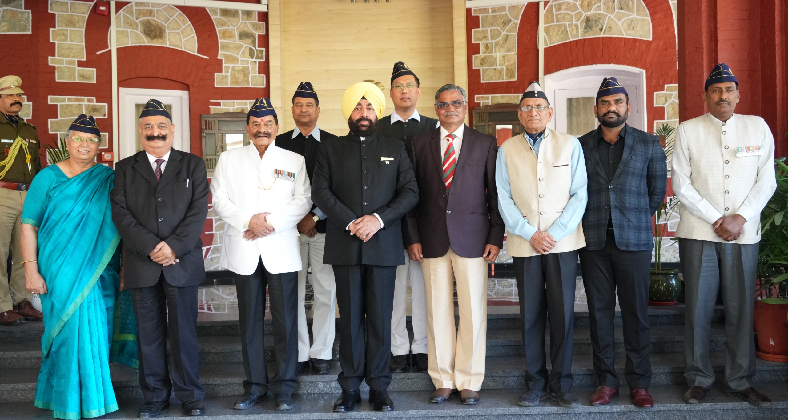 राष्ट्रीय सैनिक संस्था के नेशनल कोर ग्रुप के पदाधिकारी राज्यपाल से भेंट करते। राष्ट्रीय सैनिक संस्था के नेशनल कोर ग्रुप के पदाधिकारी राज्यपाल से भेंट करते।