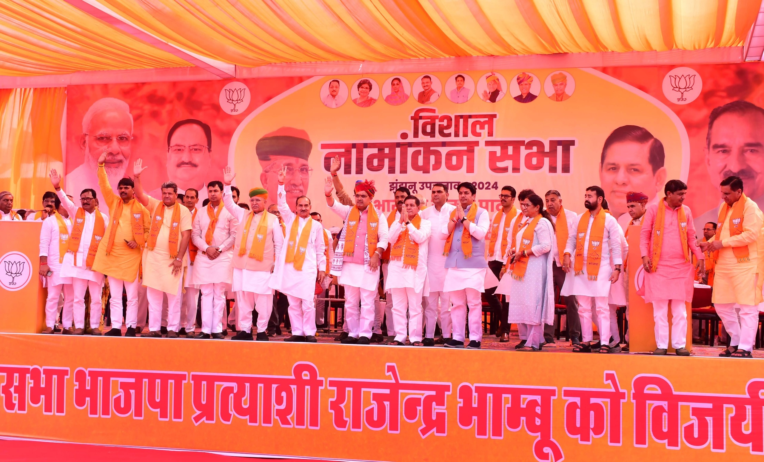 मंच पर माैजूद नेता।