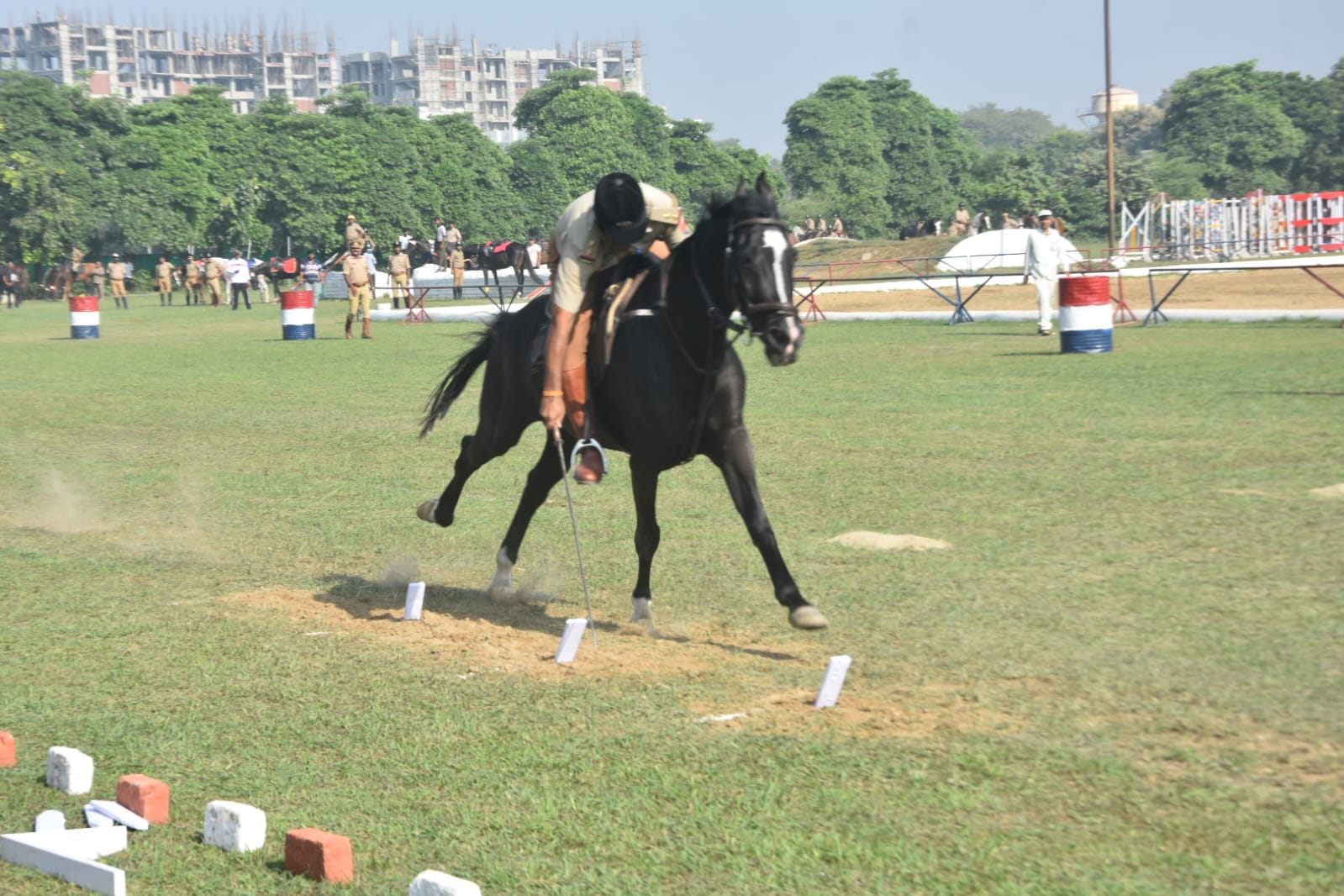 डा भीमराव आम्बेडकर उत्तर प्रदेश पुलिस अकादमी के घुड़सवारी मैदान में वार्षिक घुड़सवारी प्रतियोगिता में प्रतिभाग करते प्रतिभागी