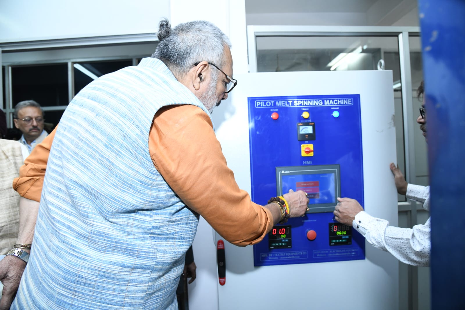 नितरा की यूनिट का उद्घाटन करते केंद्रीय मंत्री नितरा की यूनिट का उद्घाटन करते केंद्रीय मंत्री