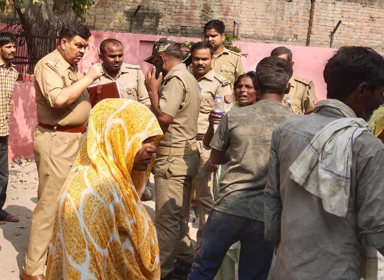 हत्या की घटना की जांच करती पुलिस हत्या की घटना की जांच करती पुलिस