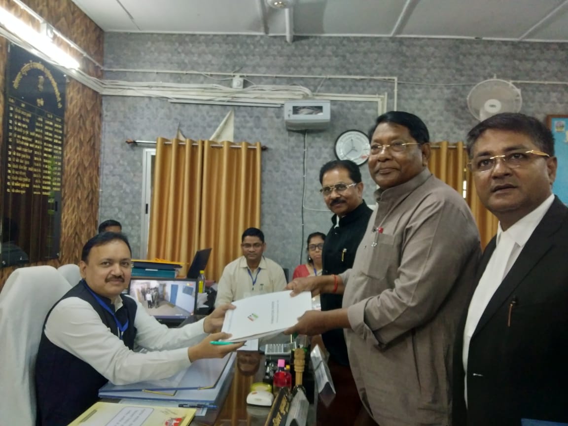 नामांकन दाखिल करते डा.रामेश्वर उरांव नामांकन दाखिल करते डा.रामेश्वर उरांव