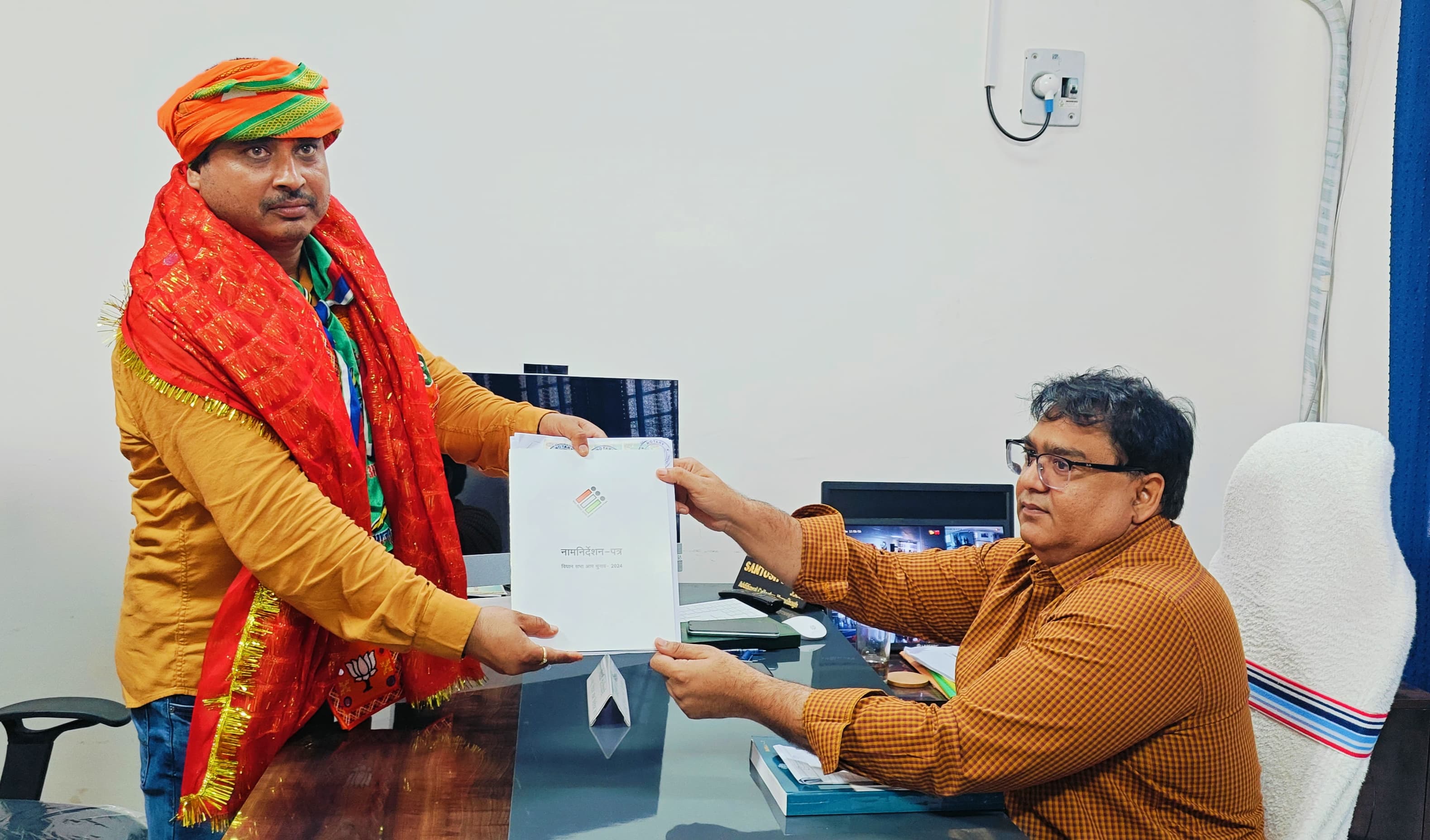 नॉमिनेशन फॉर्म भरते निर्मल महतो नॉमिनेशन फॉर्म भरते निर्मल महतो
