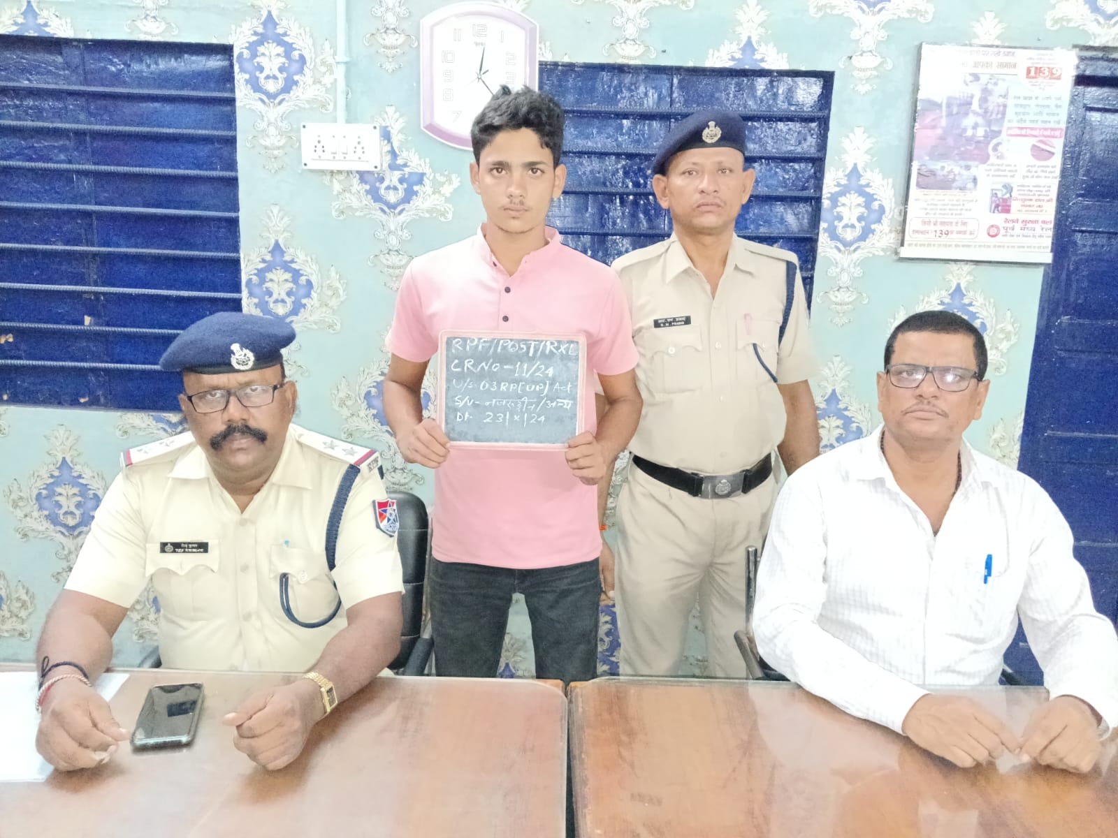 आरपीएफ के गिरफ्त में लकड़ी काटने वाला आरोपी आरपीएफ के गिरफ्त में लकड़ी काटने वाला आरोपी