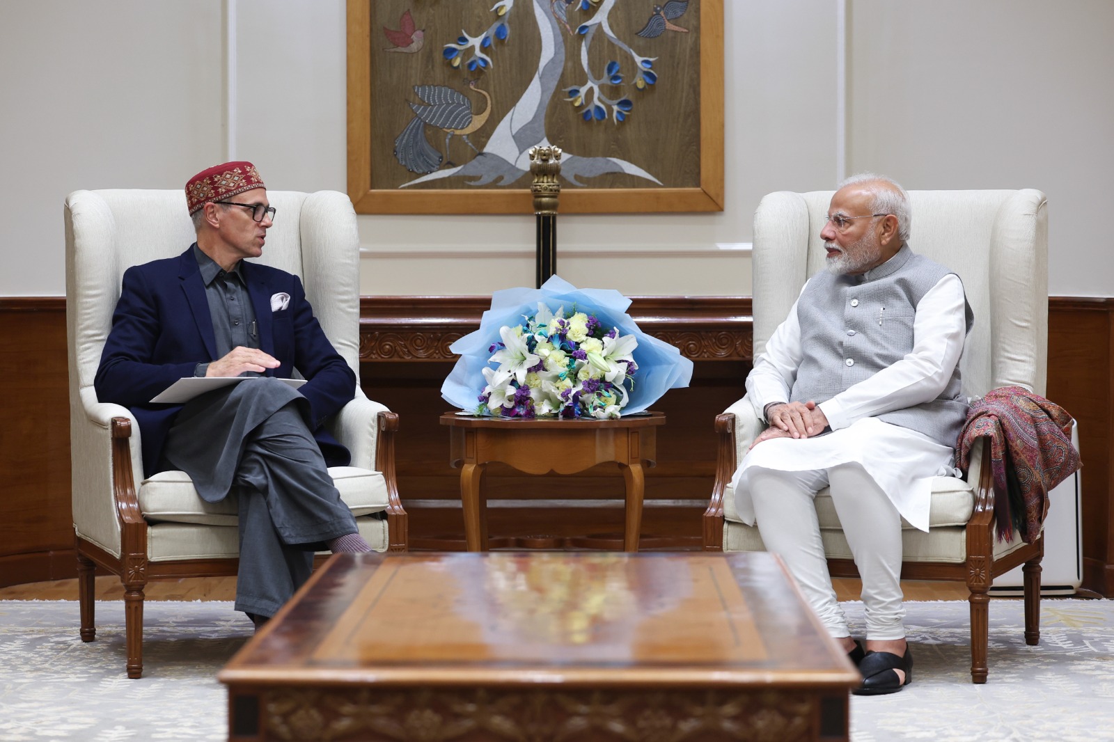 जम्मू-कश्मीर के मुख्यमंत्री उमर अब्दुल्ला और प्रधानमंत्री नरेन्द्र मोदी गुरुवार को मुलाकात के दौरान जम्मू-कश्मीर के मुख्यमंत्री उमर अब्दुल्ला और प्रधानमंत्री नरेन्द्र मोदी गुरुवार को मुलाकात के दौरान