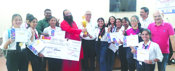 विजयी छात्राओं को सम्मानित करते हुए विजयी छात्राओं को सम्मानित करते हुए