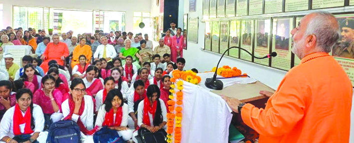 कार्यक्रम को सम्बोधित करते स्वामी स्वरूपानंद कार्यक्रम को सम्बोधित करते स्वामी स्वरूपानंद