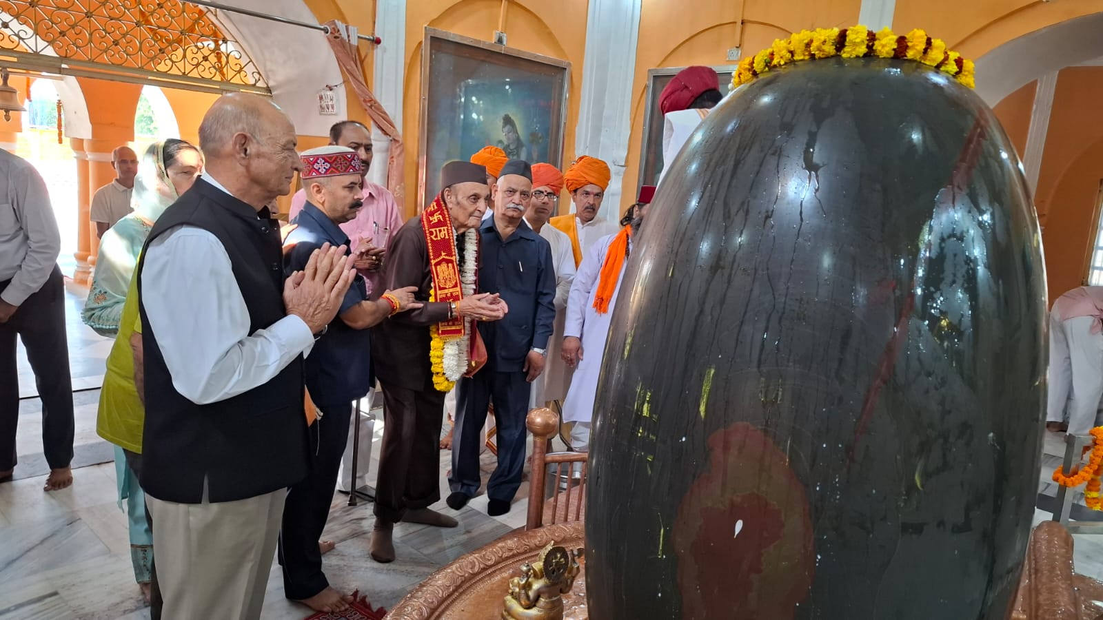 डॉ. करण सिंह ने रणबीरेश्वर मंदिर में मत्था टेका डॉ. करण सिंह ने रणबीरेश्वर मंदिर में मत्था टेका