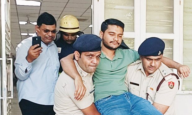24 Snp-2 सोनीपत: लघु सचिवालय परिसर में अग्निशमन एवं सुरक्षा विभाग द्वारा आयोजित मॉक ड्रिल में राहत कार्य करते हुए सुरक्षा कर्मी 24 Snp-2 सोनीपत: लघु सचिवालय परिसर में अग्निशमन एवं सुरक्षा विभाग द्वारा आयोजित मॉक ड्रिल में राहत कार्य करते हुए सुरक्षा कर्मी