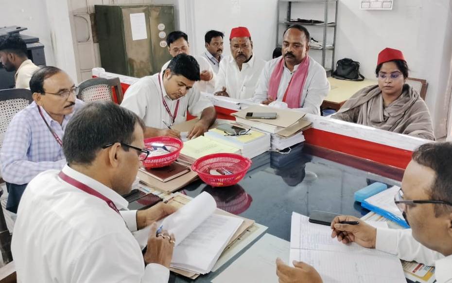 कलेक्ट्रेट स्थित अपर जिलाधिकारी भू राजस्व के न्यायालय कक्ष में नामांकन करती समाजवादी पार्टी से डा. ज्योति बिंद व अन्य कलेक्ट्रेट स्थित अपर जिलाधिकारी भू राजस्व के न्यायालय कक्ष में नामांकन करती समाजवादी पार्टी से डा. ज्योति बिंद व अन्य
