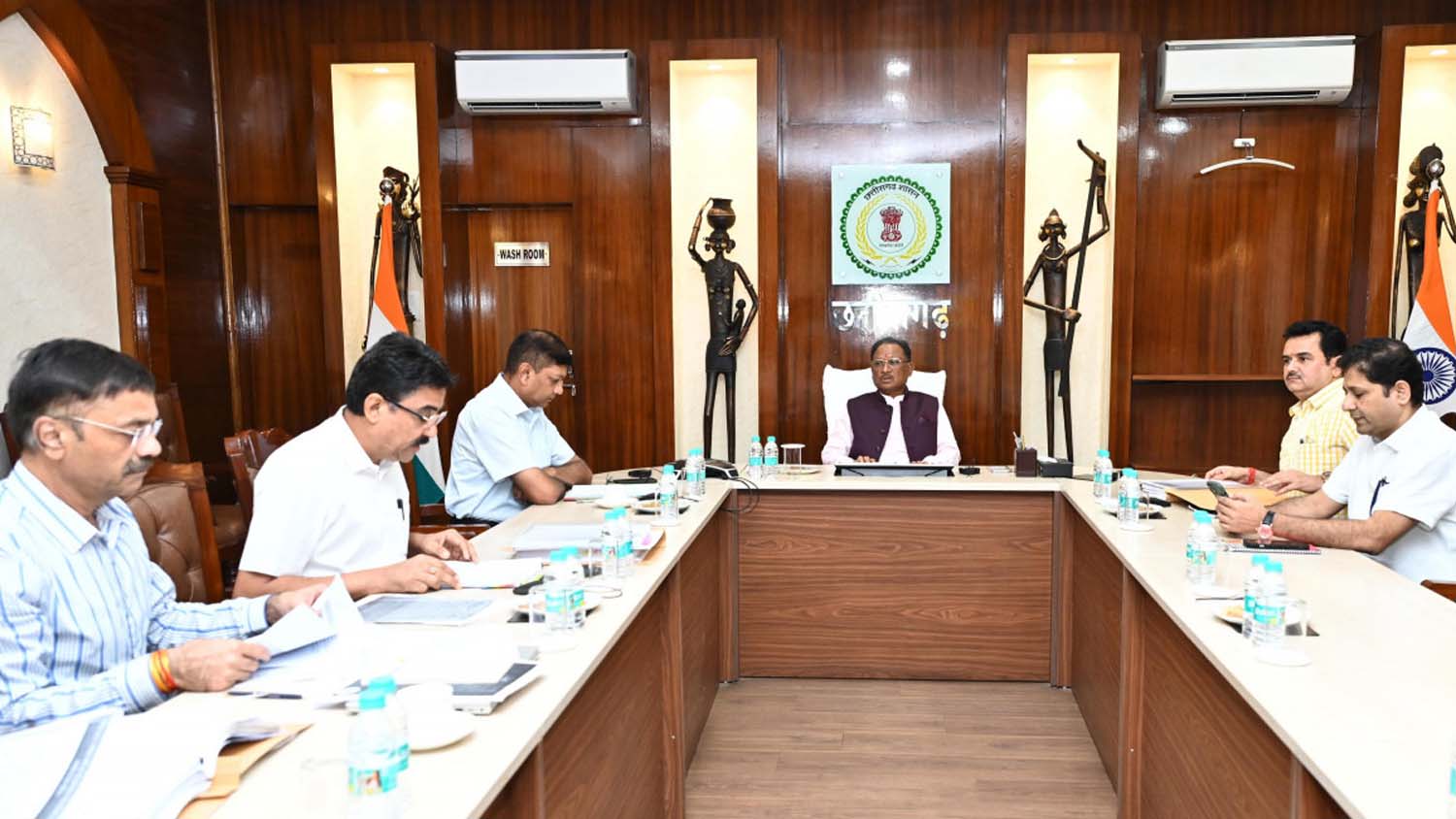 मुख्यमंत्री साय की छत्तीसगढ़ खनिज विकास निधि सलाहकार समिति की बैठक लेते मुख्यमंत्री साय की छत्तीसगढ़ खनिज विकास निधि सलाहकार समिति की बैठक लेते