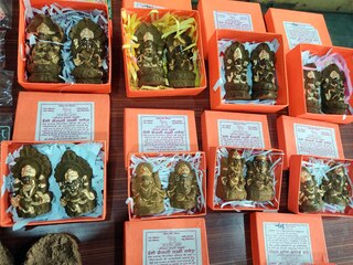 गोबर के दीयों के साथ-साथ गोबर से बनी लक्ष्मीजी की प्रतिमाओं की पूजा के प्रति लोगों का भारी उत्साह गोबर के दीयों के साथ-साथ गोबर से बनी लक्ष्मीजी की प्रतिमाओं की पूजा के प्रति लोगों का भारी उत्साह