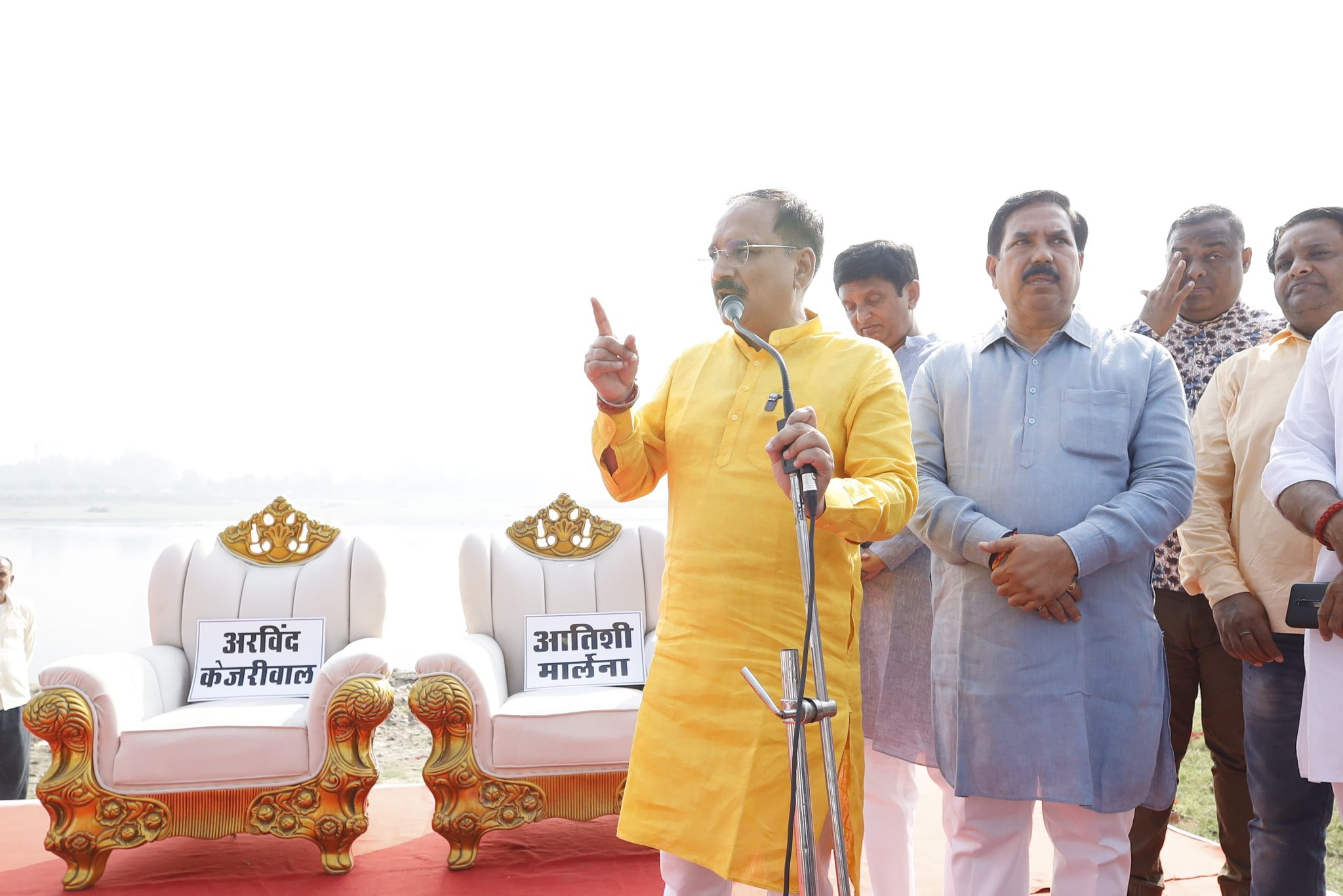 आईटीओ यमुना घाट में मुख्यमंत्री और अरविंद केजरीवाल का इंतजार करते प्रदेश भाजपा अध्यक्ष विरेन्द्र सचदेवा आईटीओ यमुना घाट में मुख्यमंत्री और अरविंद केजरीवाल का इंतजार करते प्रदेश भाजपा अध्यक्ष विरेन्द्र सचदेवा