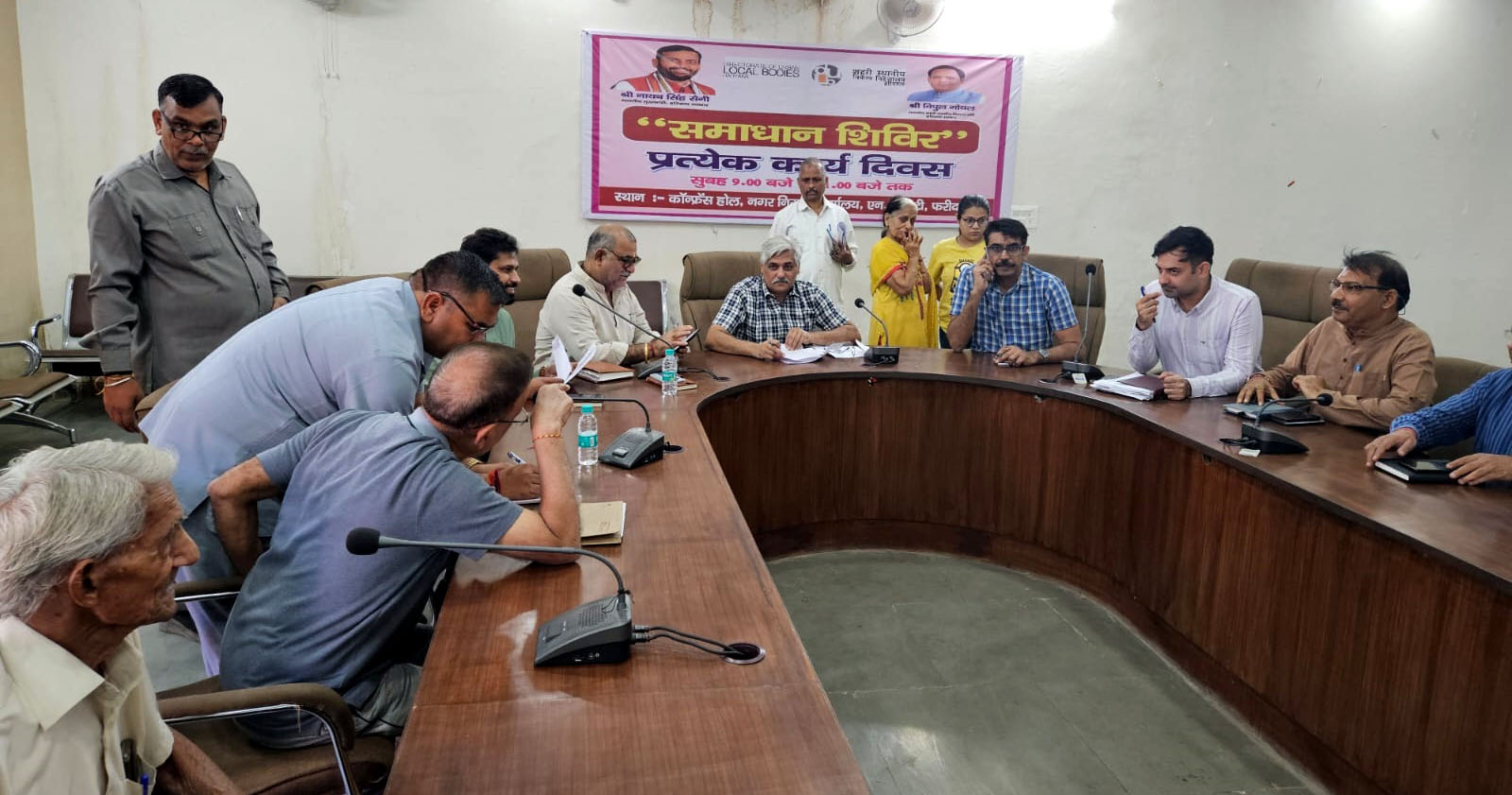 समाधान शिविर में लोगों की समस्याएं सुनते अधिकारी समाधान शिविर में लोगों की समस्याएं सुनते अधिकारी