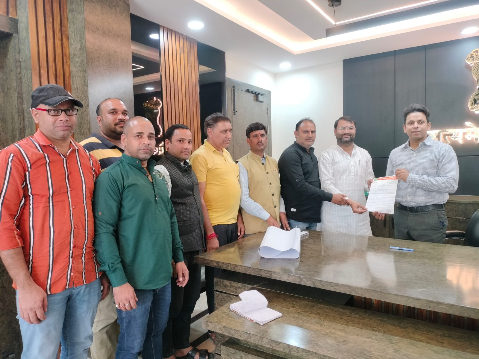 वी सी को ज्ञापन देते वी सी को ज्ञापन देते