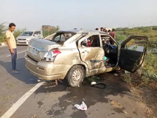 ब्यावर-पिंडवाड़ा एनएच-62 पर गुरुवार सुबह दुर्घटनाग्रस्त कार। ब्यावर-पिंडवाड़ा एनएच-62 पर गुरुवार सुबह दुर्घटनाग्रस्त कार।