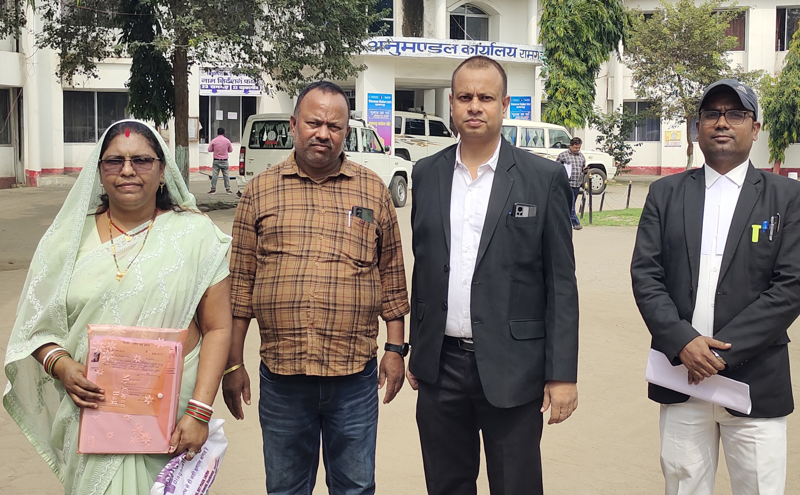 नामांकन प्रपत्र के साथ गैंगस्टर अमन साहू की मां किरण देवी नामांकन प्रपत्र के साथ गैंगस्टर अमन साहू की मां किरण देवी