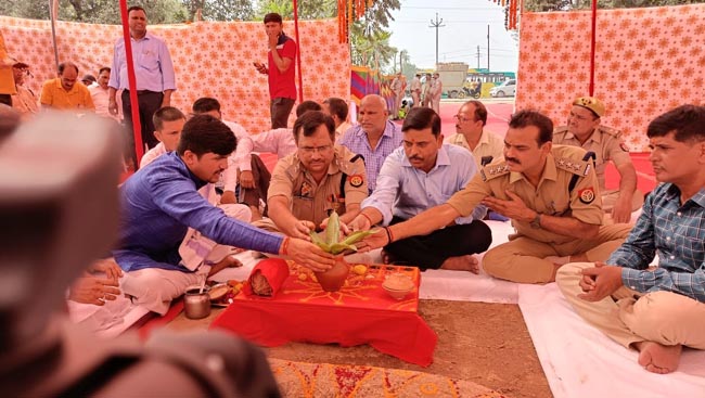 भूमि पूजन करते भूमि पूजन करते