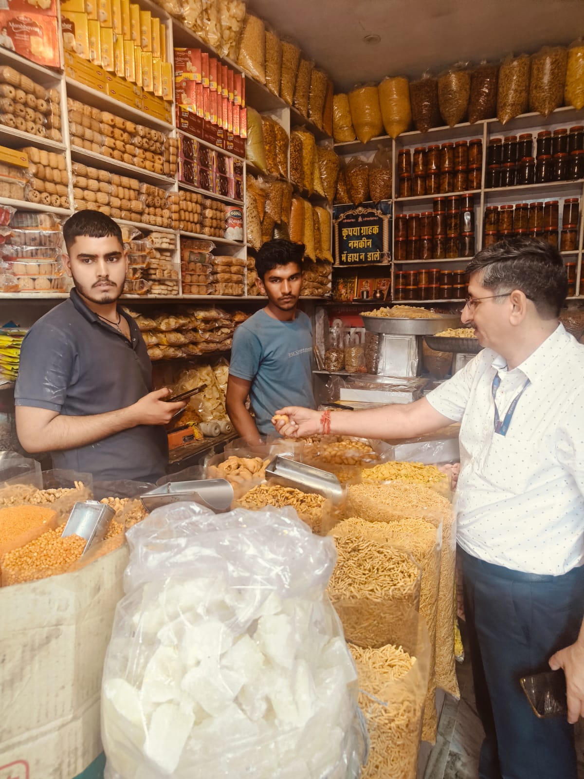 स्वास्थ्य विभाग ने विभिन्न प्रतिष्ठानों पर मारी रेड: घी काजू कतली,आटा,चावल व मिठाइयों के लिए नमूने स्वास्थ्य विभाग ने विभिन्न प्रतिष्ठानों पर मारी रेड: घी काजू कतली,आटा,चावल व मिठाइयों के लिए नमूने