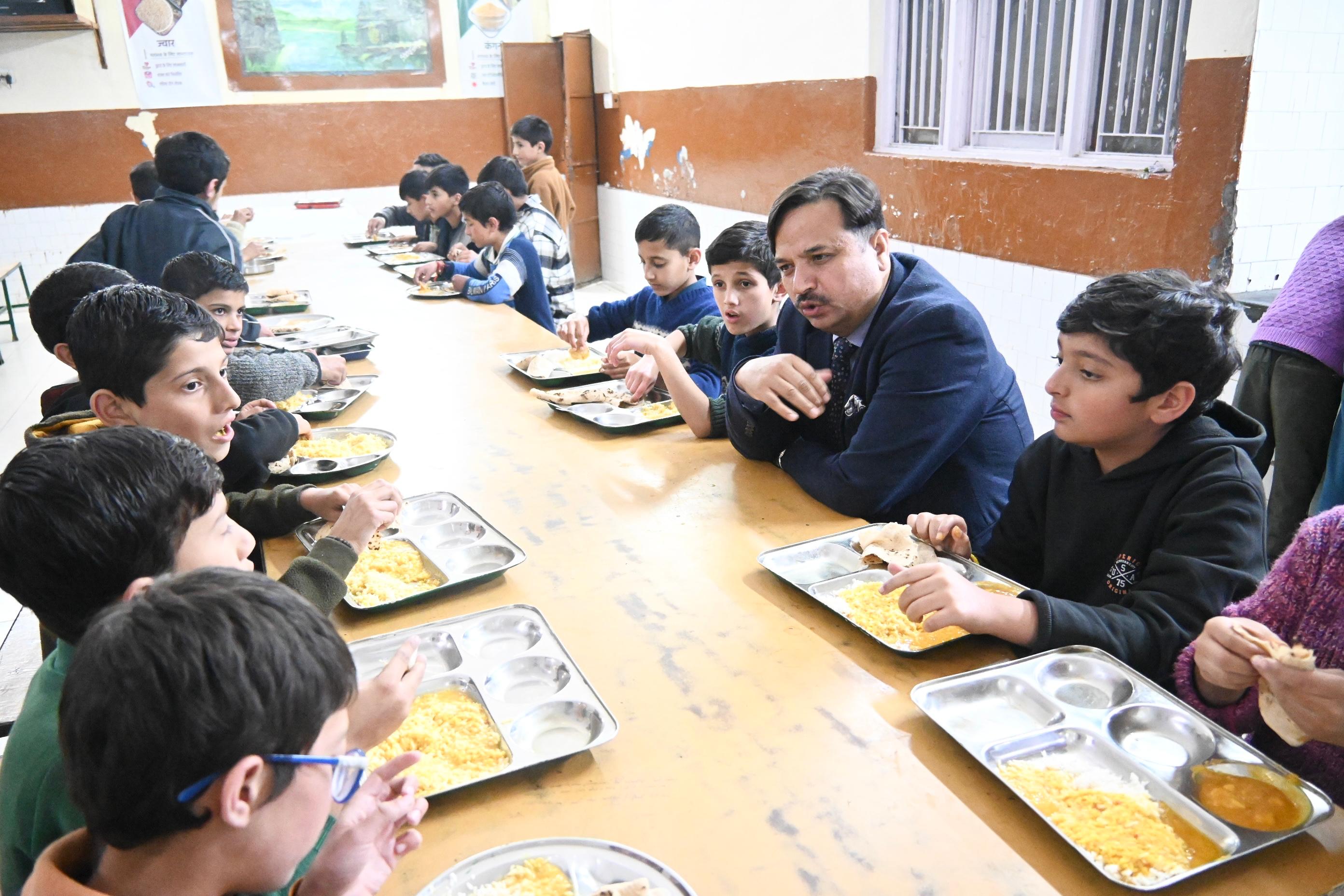 उपायुक्त अनुपम कश्यप ने किया जवाहर नवोदय विद्यालय ठियोग में औचक निरीक्षण उपायुक्त अनुपम कश्यप ने किया जवाहर नवोदय विद्यालय ठियोग में औचक निरीक्षण