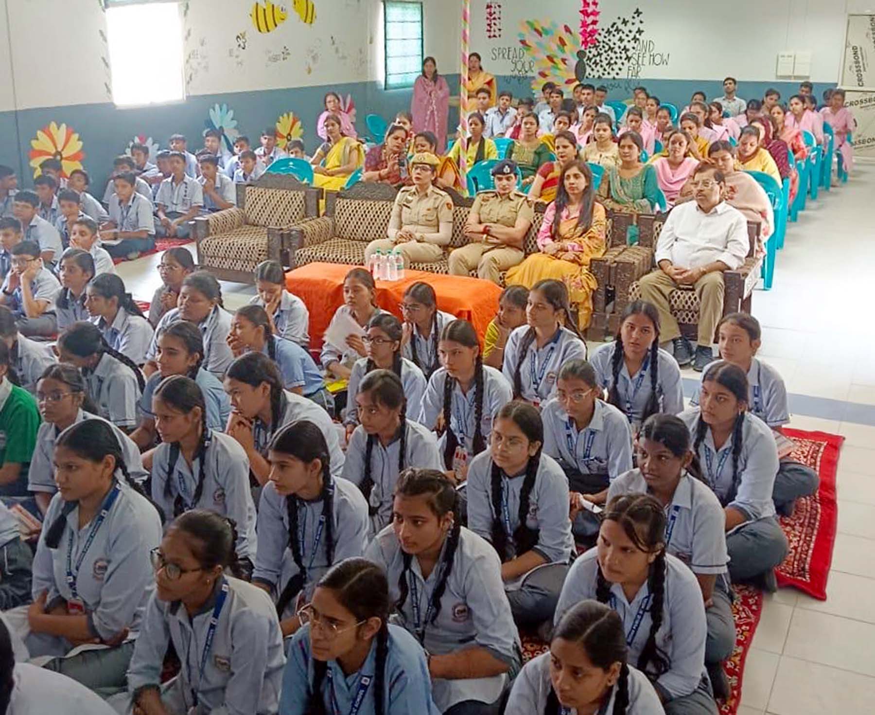फोटो नंबर-02: गुरुग्राम में द्रोण पब्लिक स्कूल में अपराधों से बचाव के लिए जागरुकता कार्यक्रम में शामिल बच्चे। फोटो नंबर-02: गुरुग्राम में द्रोण पब्लिक स्कूल में अपराधों से बचाव के लिए जागरुकता कार्यक्रम में शामिल बच्चे।