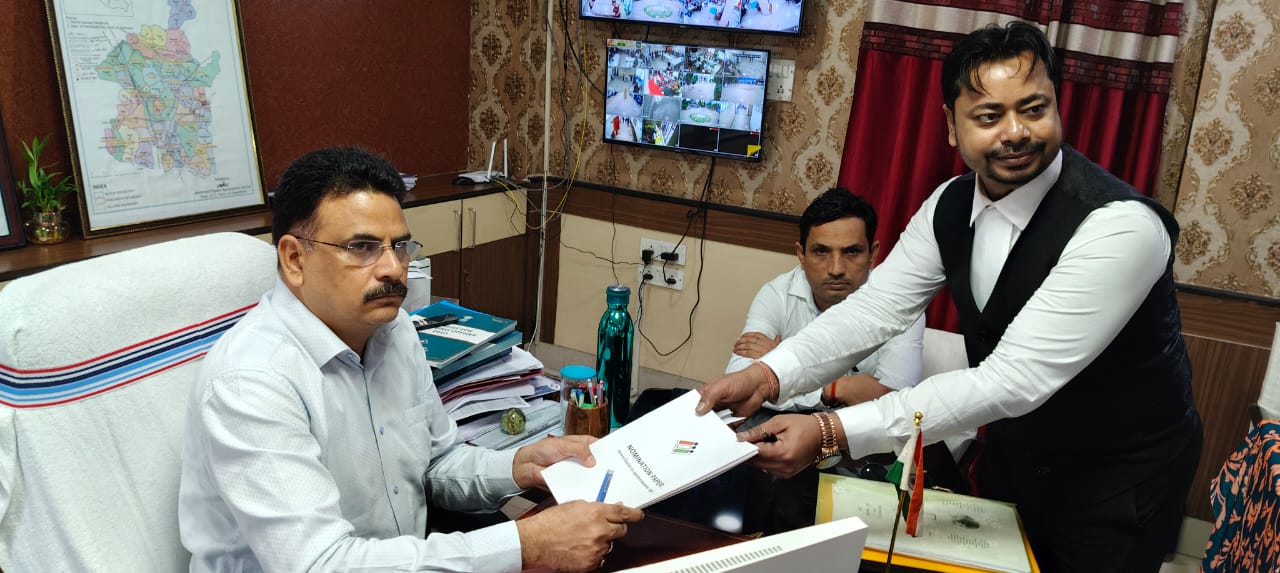 नामांकन प्रपत्र भरते उम्मीदवार नामांकन प्रपत्र भरते उम्मीदवार