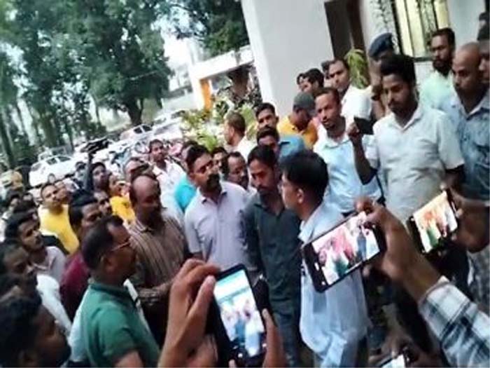 थाने में अस्पताल के चपरासी की आत्महत्या के बाद लाेगाें ने हंगामा किया थाने में अस्पताल के चपरासी की आत्महत्या के बाद लाेगाें ने हंगामा किया