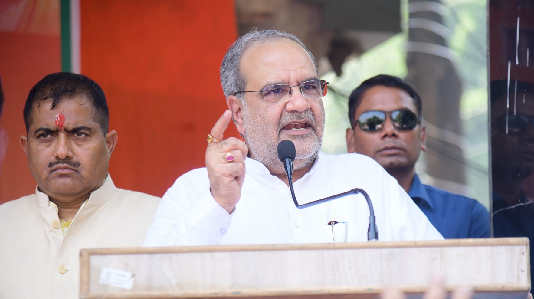 कुंदरकी विधानसभा उपनिर्वाचन में भाजपा उम्मीदवार रामवीर सिंह ठाकुर के नामांकन कार्यक्रम के दौरान संबोधित करते भाजपा प्रदेश अध्यक्ष चौधरी भूपेंद्र सिंह। कुंदरकी विधानसभा उपनिर्वाचन में भाजपा उम्मीदवार रामवीर सिंह ठाकुर के नामांकन कार्यक्रम के दौरान संबोधित करते भाजपा प्रदेश अध्यक्ष चौधरी भूपेंद्र सिंह।