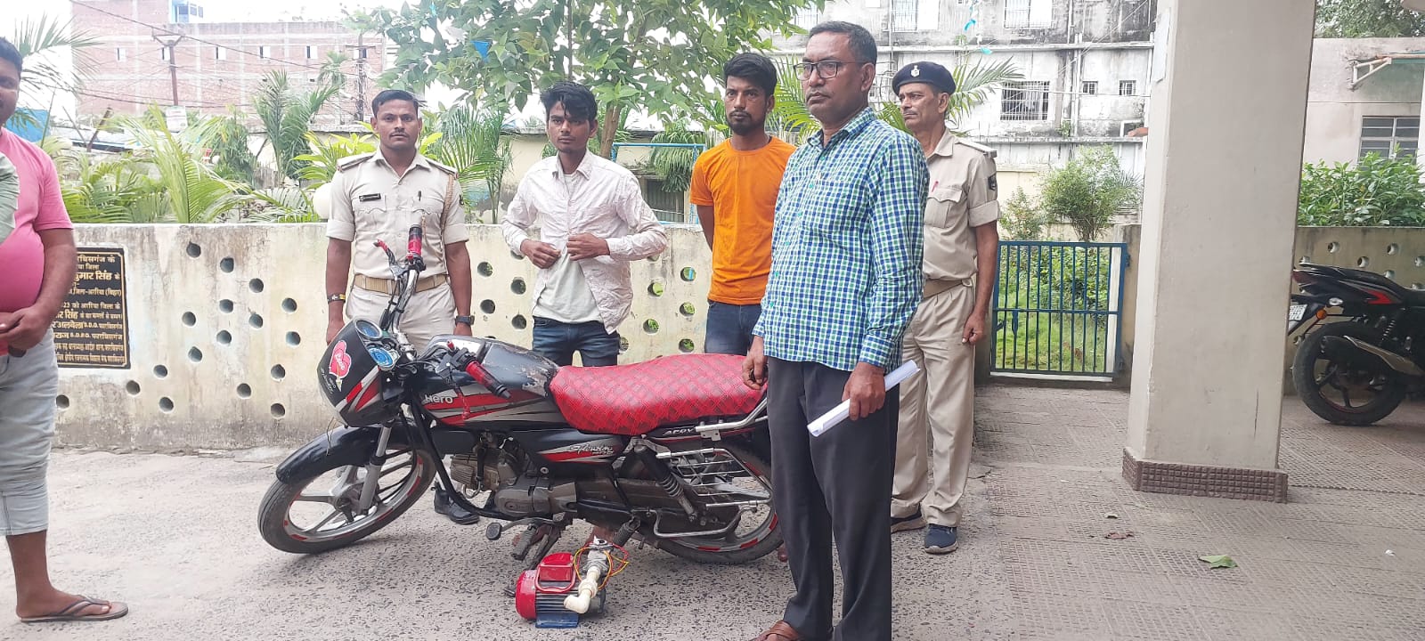अररिया फोटो:थाना में स्कूल के प्रधानाध्यापक और पकड़ले गए दोनों के साथ पुलिस