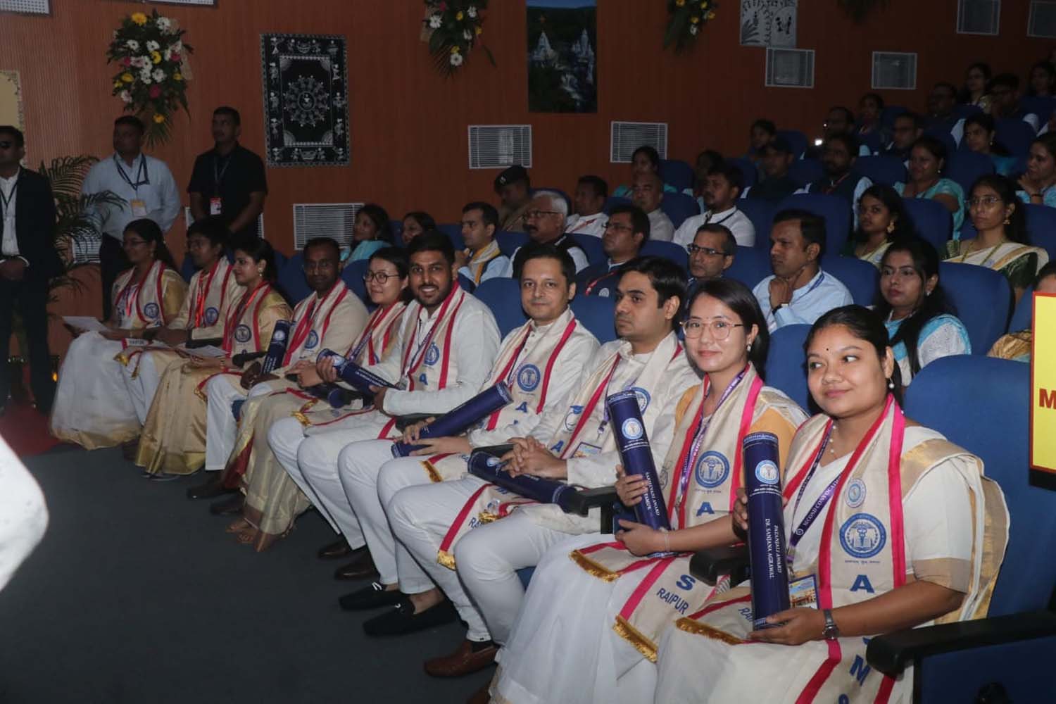 एम्स दीक्षांत समारोह में शामिल विद्यार्थी एम्स दीक्षांत समारोह में शामिल विद्यार्थी