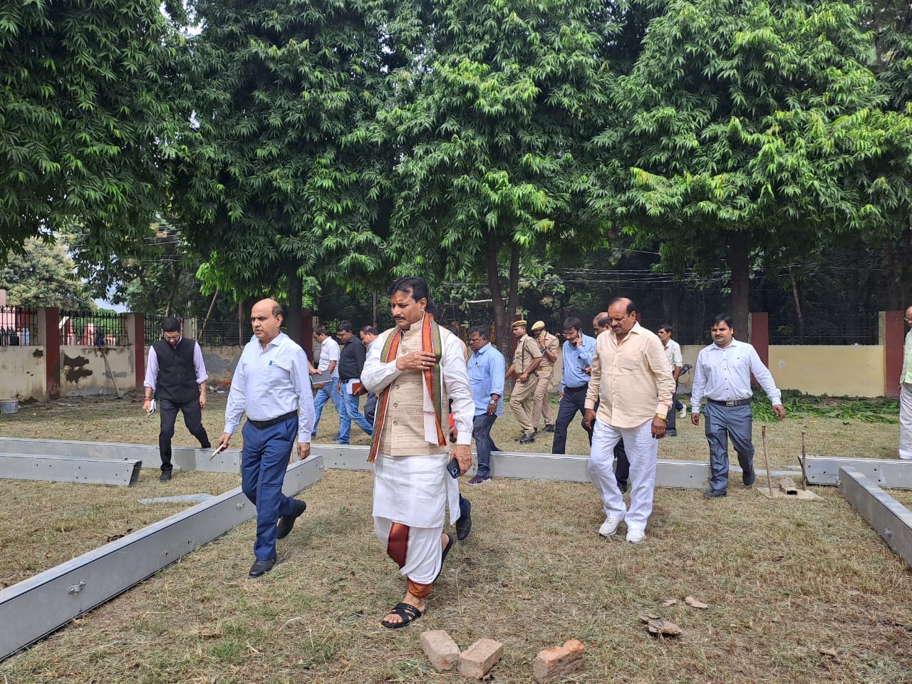 । कार्यक्रम स्थल का निरीक्षण करते कुलपति: फोटो बच्चा गुप्ता । कार्यक्रम स्थल का निरीक्षण करते कुलपति: फोटो बच्चा गुप्ता