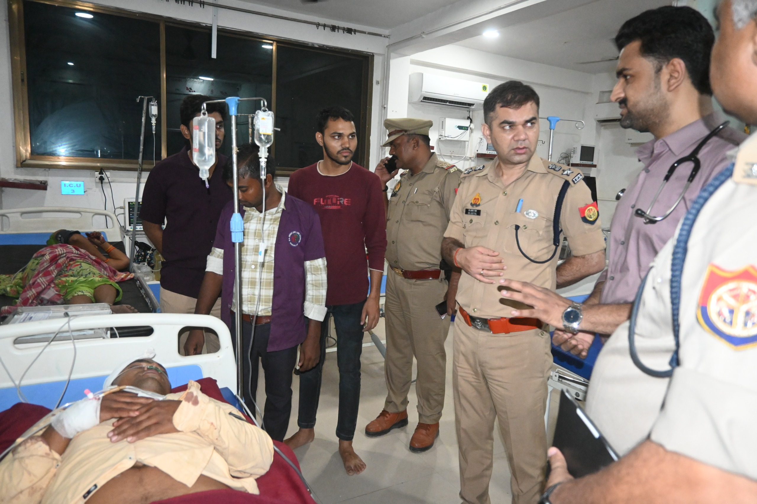 दोनों पक्षों से चार घायल पुलिस ने चार लोगो को लिया हिरासत में दोनों पक्षों से चार घायल पुलिस ने चार लोगो को लिया हिरासत में
