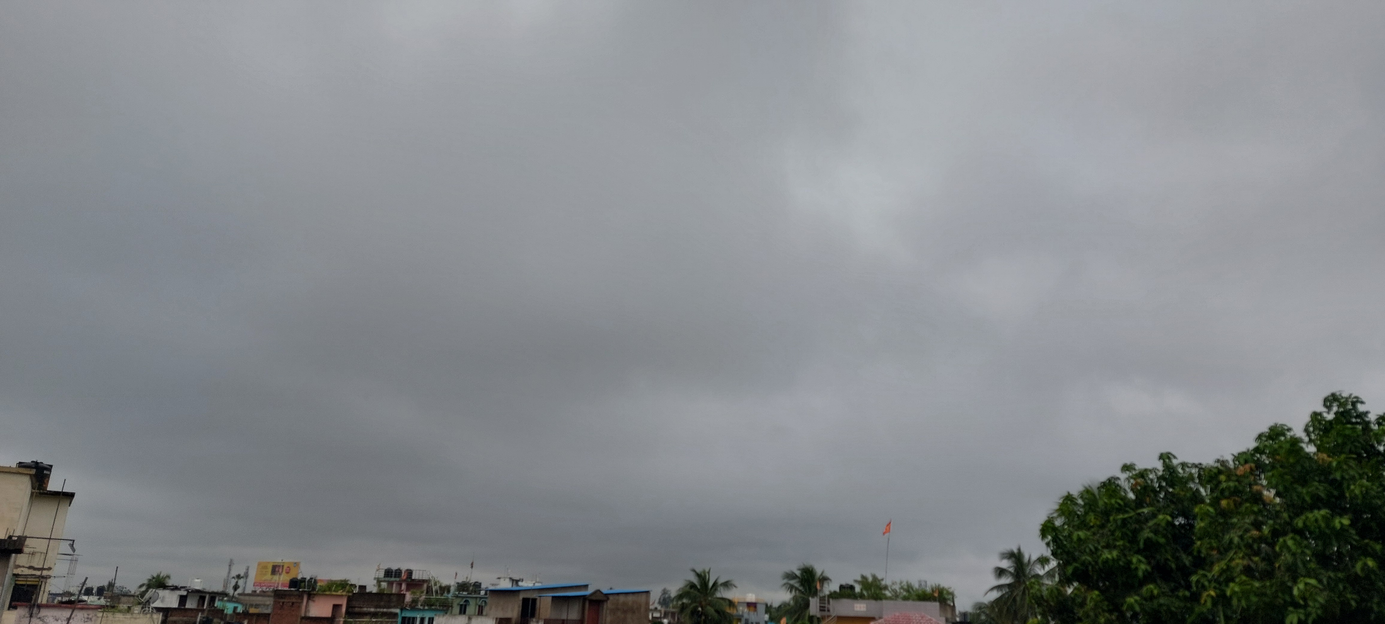 लगातार बादल और रिमझिम बारिश लगातार बादल और रिमझिम बारिश