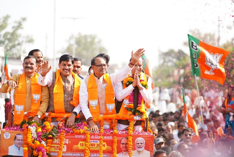 बुधनी में भाजपा ने निकाला रोड शो बुधनी में भाजपा ने निकाला रोड शो