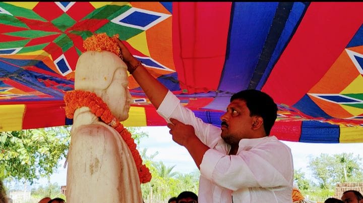 स्वतंत्रता सेनानी लोमराज बाबू पुष्प अर्पित करते विधायक स्वतंत्रता सेनानी लोमराज बाबू पुष्प अर्पित करते विधायक
