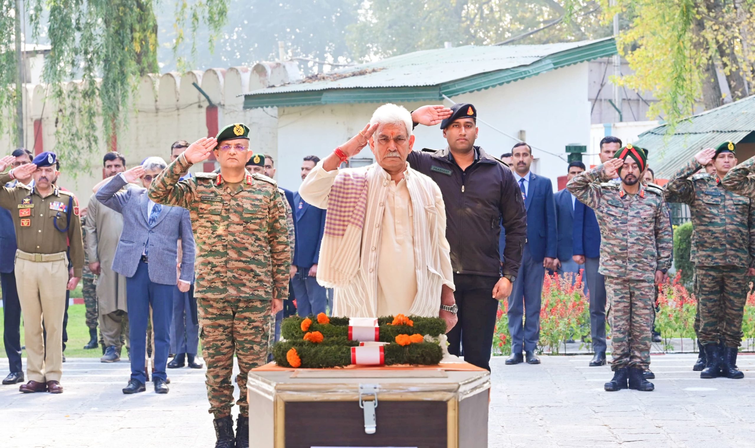 जम्मू-कश्मीर  एलजी मनोज सिन्हा ने बारामुल्ला में शहीद हुए सैनिकों को दी श्रद्धांजलि