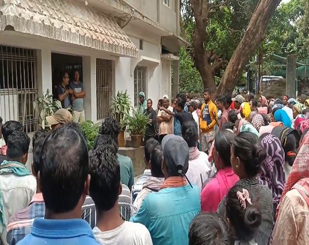 बकाया वेतन की मांग में श्रमिकों का प्रदर्शन बकाया वेतन की मांग में श्रमिकों का प्रदर्शन
