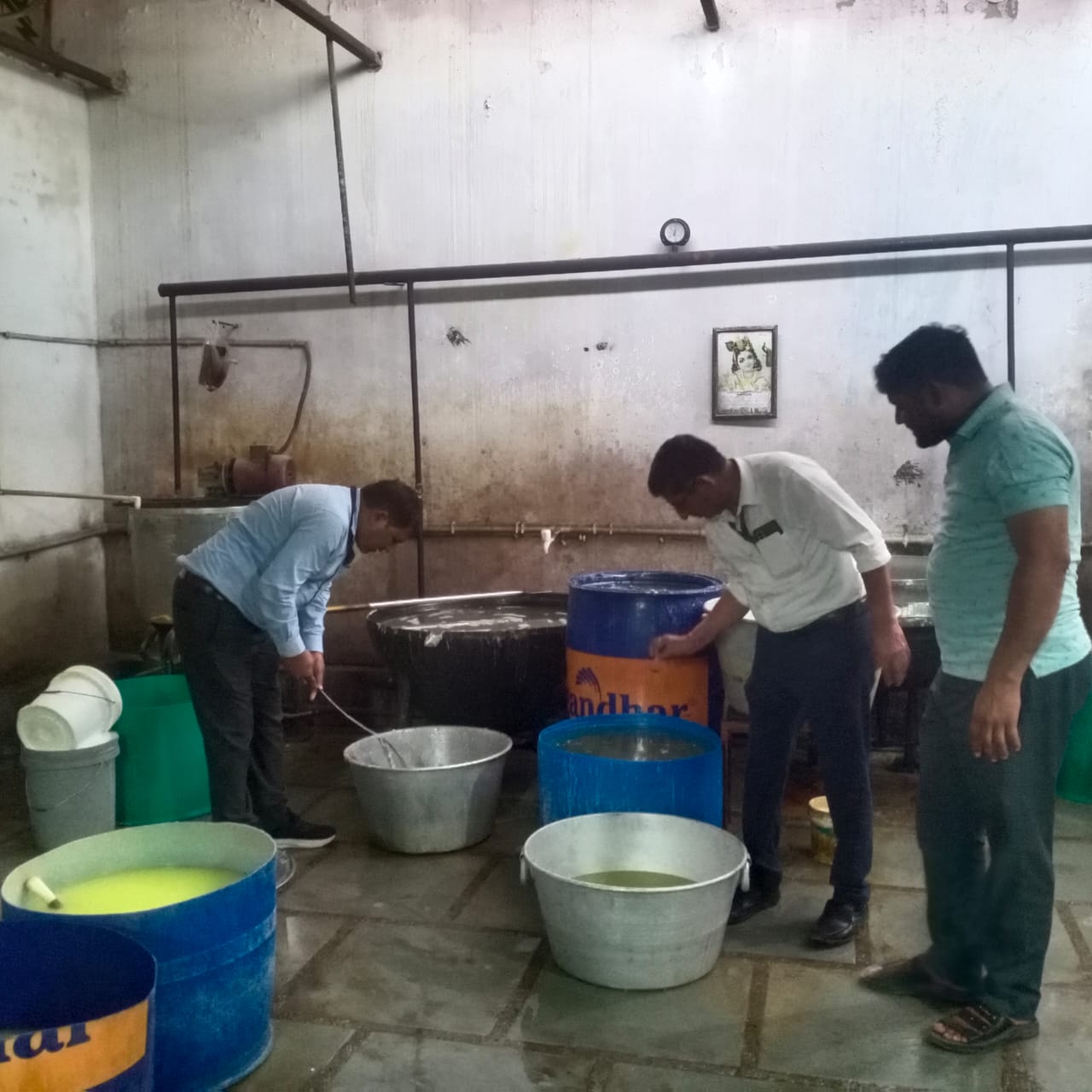 खाद्य सुरक्षा अधिकारियों की टीम ने लिए विभिन्न प्रतिष्ठानों से लिए घी, बादाम व मिठाईयों के सैम्पल खाद्य सुरक्षा अधिकारियों की टीम ने लिए विभिन्न प्रतिष्ठानों से लिए घी, बादाम व मिठाईयों के सैम्पल
