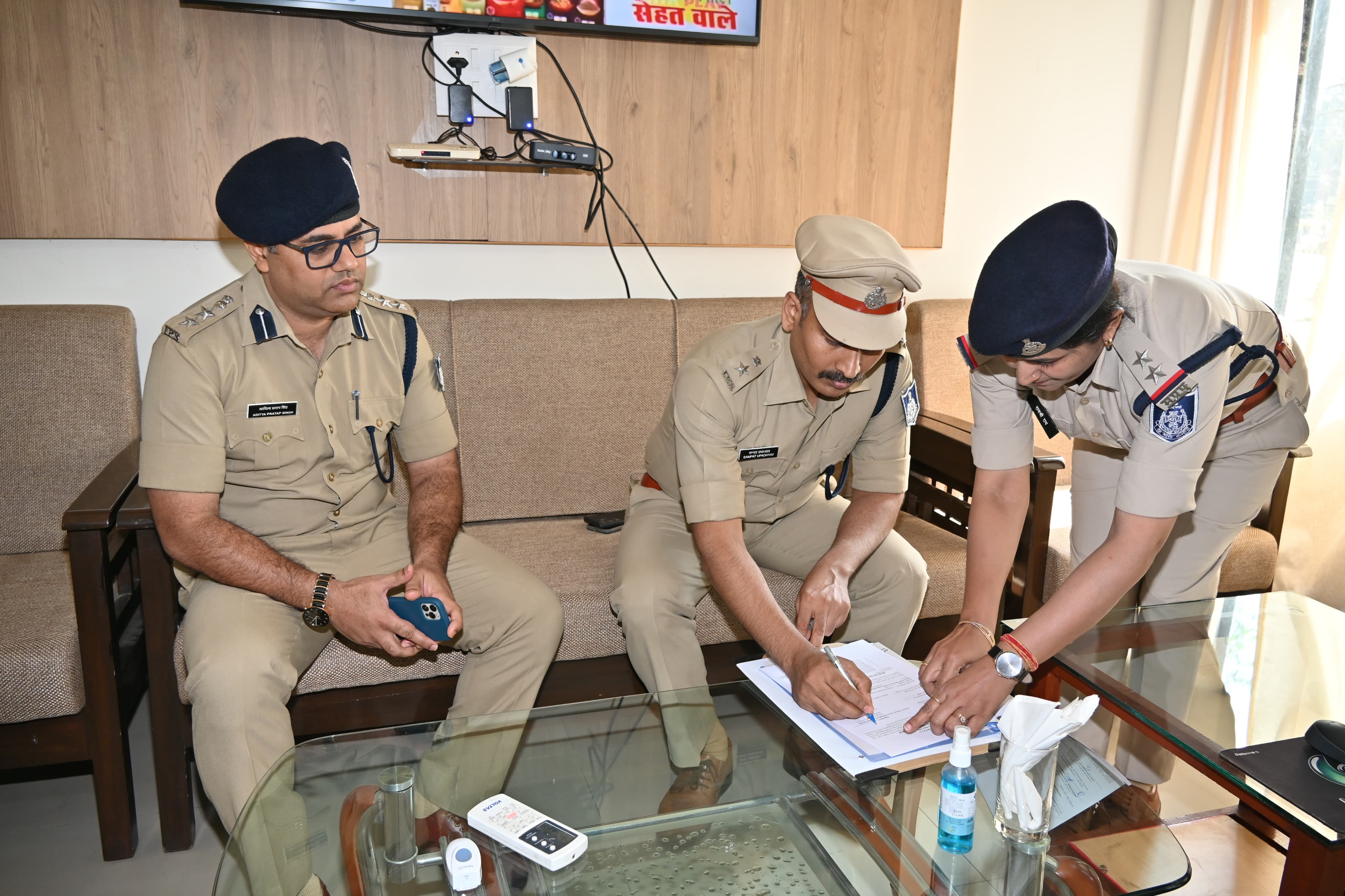 जबलपुर में संभाला नवागत एसपी ने चार्ज जबलपुर में संभाला नवागत एसपी ने चार्ज