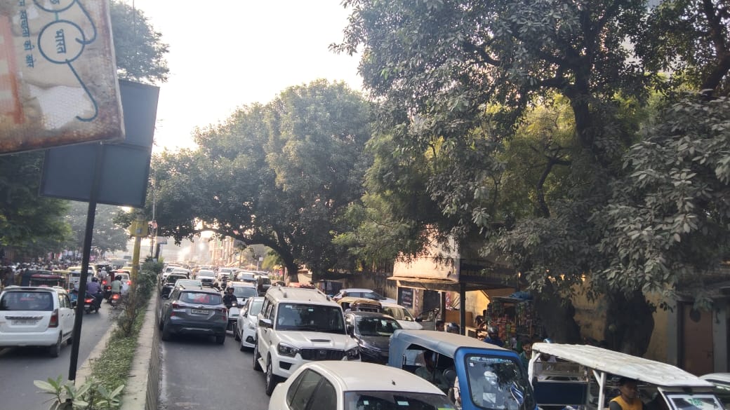 बड़ा चौराहा पर यातायात जाम में फंसे वाहन बड़ा चौराहा पर यातायात जाम में फंसे वाहन